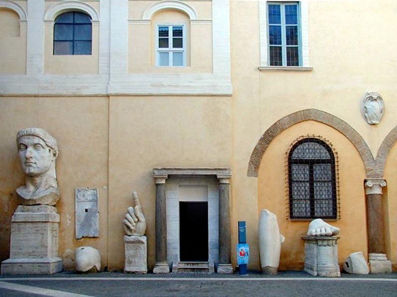 Vestiges de la statue de Constantin exposés au musée du Capitole à Rome. © Lalupa, 2006, public domain