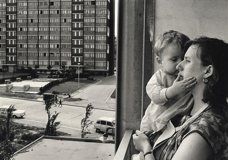 Janine Niepce, H.L.M. à Vitry. Une mère et son enfant, 1965, impression à la gélatine d’argent, collection MEP. © Janine Niepce/ Roger Viollet
