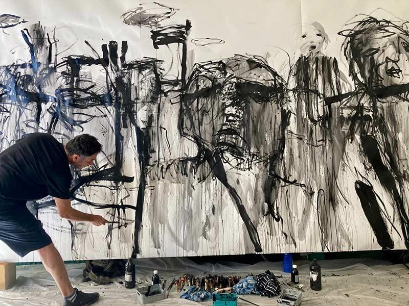 Mahmood Peshawa au travail dans son atelier de la nouvelle antenne marseille de l'Atelier des artistes en exil. © Camille Cousin