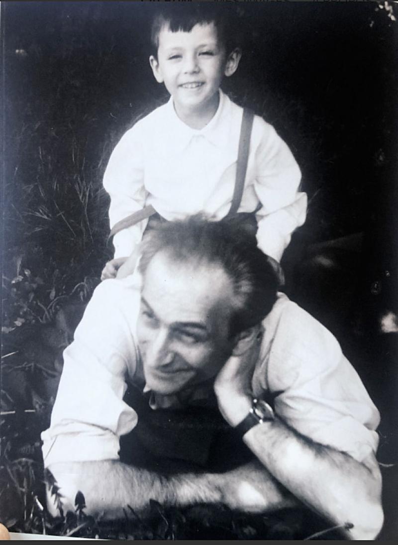Balthus avec un enfant sur les épaules à la Villa Médicis, vers 1962 © Sam Stourdzé 