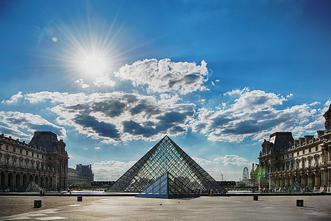 la pyramide du musee du louvre paris copyright photo pickpik