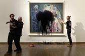 Mort et vie de Gustave Klimt aspergé de liquide noir par des activistes écologistes le 15 novembre 2022 au Musée Leopold de Vienne en Autriche. - Crédit : Letzte Generation / Twitter