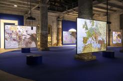 Bouchra Khalili, The Mapping Journey, 2008-2011, vue de l'installation à l'Arsenal. - Crédit : Marco Zorzanello© Adagp Paris 2024