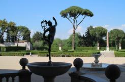 Les jardins de la Villa Médicis, au 1er plan la copie du Mercure de Giambologna installée en 1883 pour remplacer l'original transféré au musée du Bargello à Florence. - Crédit : Ludovic Sanejouand pour LeJournaldesArts.fr, 2013