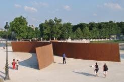 Richard Serra, Clara-Clara, 1983, vue de l'installation au Jardin des Tuileries en 2008.  - Crédit : Adagp Paris 2024