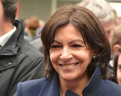 La maire de Paris Anne Hidalgo au forum des halles sous la nouvelle canopée, au niveau des stands de la ville de Paris