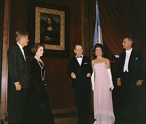 Présentation de la <em>Joconde</em> à la National Gallery of Art de Washington le 8 janvier 1963, avec, de gauche à droite : le president américain John F. Kennedy, Madame Malraux, André Malraux, Jacqueline Kennedy, et le vice-président Lyndon B. Johnson.