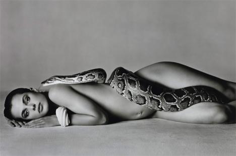  Richard Avedon (1923 - 2004), <em>Nastassja Kinski et le serpent, Los Angeles, Californie, 1981</em> - tirage argentique surdimensionné, signé et numéroté 52/200 au crayon sur le support - 72,4x108,6 cm | Vente Sotheby's Londres «&nbsp;<a href="http://www.sothebys.com/en/auctions/2018/erotic-sale-l18325.html" class="lien_general" title="ouvre le site" target="_blank">Erotic : Passion & Desire</a>&nbsp;» du 15 février 2018 - Estimation 50 000/70 000£ - Vendu 62 500£