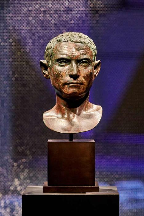 La Tête de dignitaire romain en bronze, de l'époque d'Auguste, sur le stand de Phoenix Ancient Art, Genève