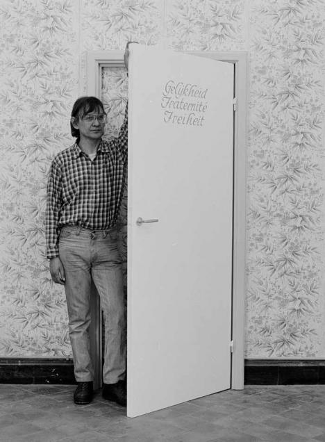 Jef Geys devant son oeuvre, dans l’exposition « Chambres d’amis », Gand, 1986 (cur. Jan Hoet)