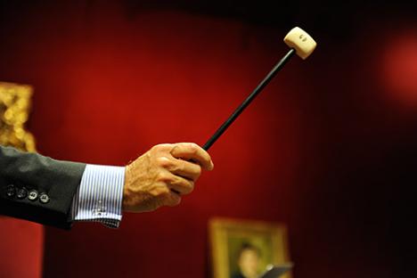 Commissaire-priseur tenant le marteau lors d'une vente