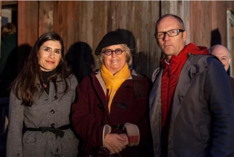 Eva González-Sancho et Per Gunnar Eeg-Tverbakk, les commissaires d’expositions de la première biennale d’art public du pays, entourant Marianne Heske, 2015
