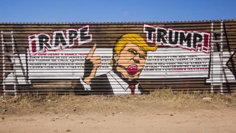 Collectif Indecline, Rape Trump, 2017, graffiti réalisé à la frontière americano-mexicaine, près de Tijuana