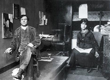 Amedeo Modigliani (1884-1920) et Jeanne Hébuterne (1898-1920) photographiés en 1915 ou 1916 par le marchand et collectionneur Paul Guillaume dans l'atelier parisien de Modigliani 