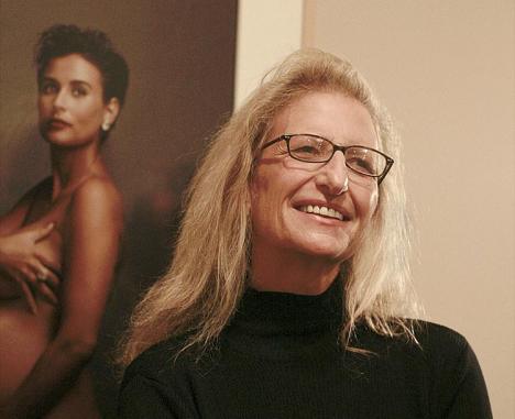Annie Leibovitz devant le portrait de Demi Moore lors son exposition A Photographer's Life, 1990-2005 à San Francisco - Photo Robert Scoble