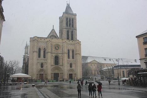 La façade de la basilique Saint-Denis
