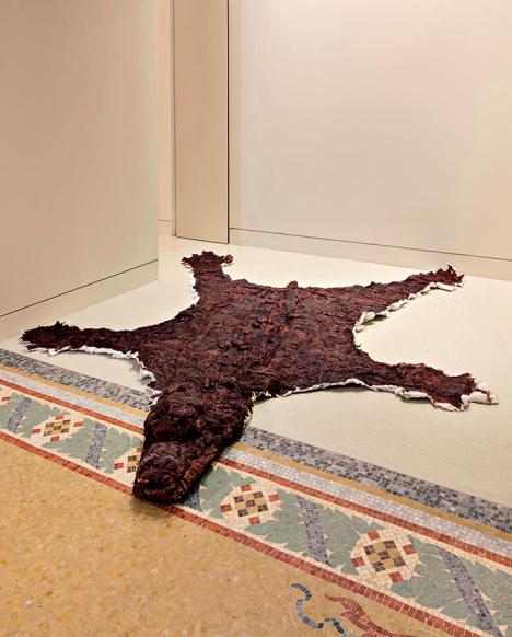 Michel Blazy, Peau de bête, 2011, coton, crème dessert au chocolat, tapioca, jus de betterave, 200 x 200 cm, collection NMNM, Monaco