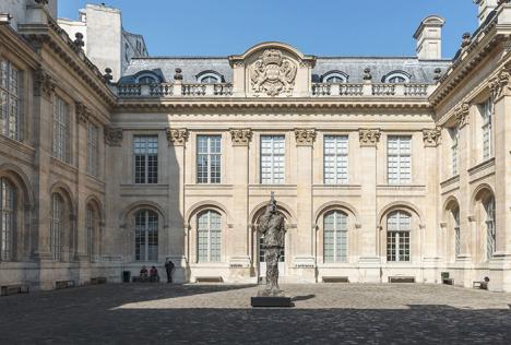 La cour de l'hôtel de Saint-Aignan, qui abrite le Musée d'art et d'histoire du judaïsme.