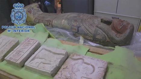 Image extraite de la vidéo de la police espagnole montrant la saisie d'une partie des objets antiques volés par Daesh 