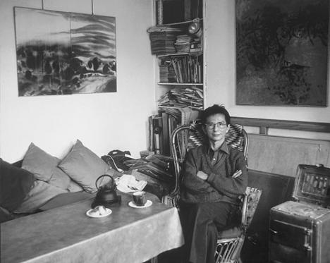 T'ang Haywen (1927-1991) dans son atelier à Paris