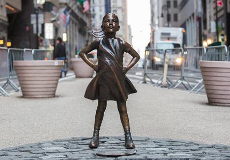 Kristen Visbal, <em>Fearless Girl</em>, 2017, bronze, 121 cm, vue de la statue lorsqu'elle était placée en face du <em>Charging Bull</em> d'Arturo Di Modica à Manhattan  © Anthony Quintano