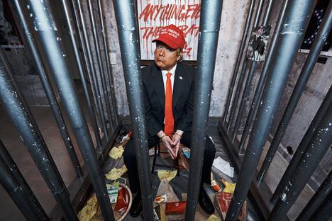 Indecline, « The People’s Prison », faux Donald Trump de face dans la suite de l'hôtel Trump