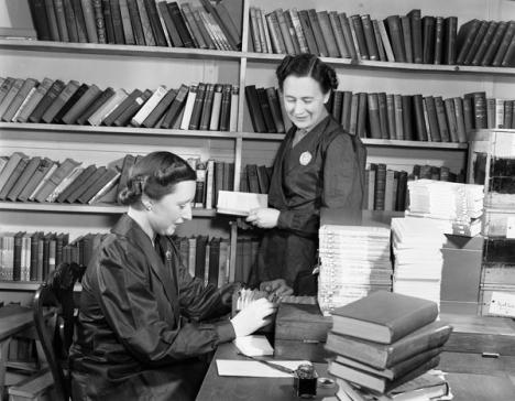 Bibliothécaires classant des livres, 1941