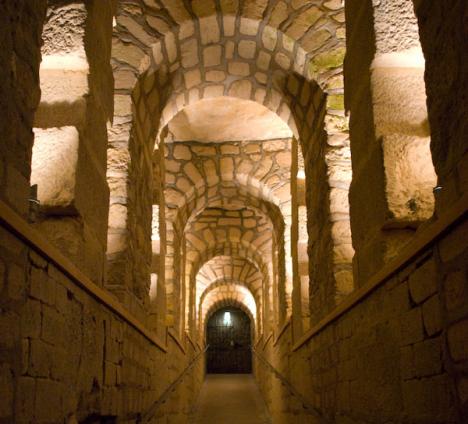 L'intérieur des Catacombes de Paris