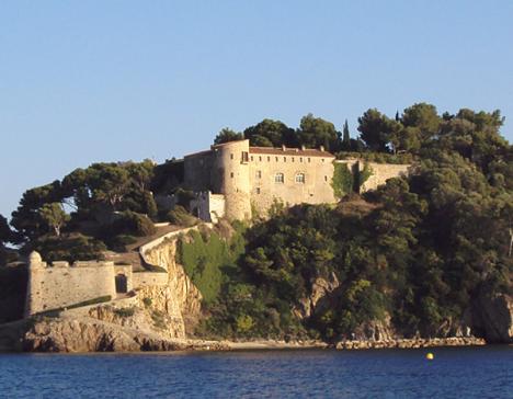 Vue depuis la mer du fort de Brégançon 