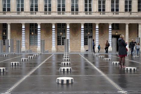 Installation éphémère de LeMoDuLeDeZeer dans la cour du Palais Royal