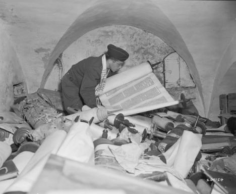 Irving Katz, <em> L'Aumônier Samuel Blinder examine un des rouleaux de la Torah, volés par l'Einsatzstab Rosenberg. </em>