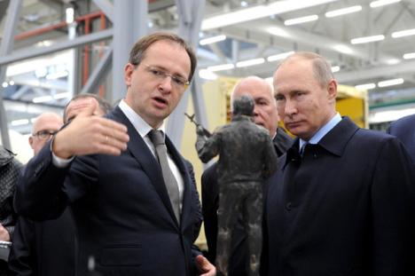 Vladimir Medinsky, ministre de la Culture russe, montre à Vladimir Poutin le modèle d'un monument à Mikhail Kalashnikov