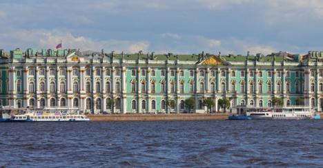 Le Palais d'Hiver, vu depuis la Néva.