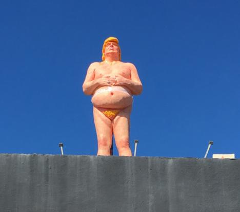 La statue de Donald Trump, The Emperor Has No Balls (L’empereur n’a pas de couilles), 2016, réalisée par le collectif Indecline