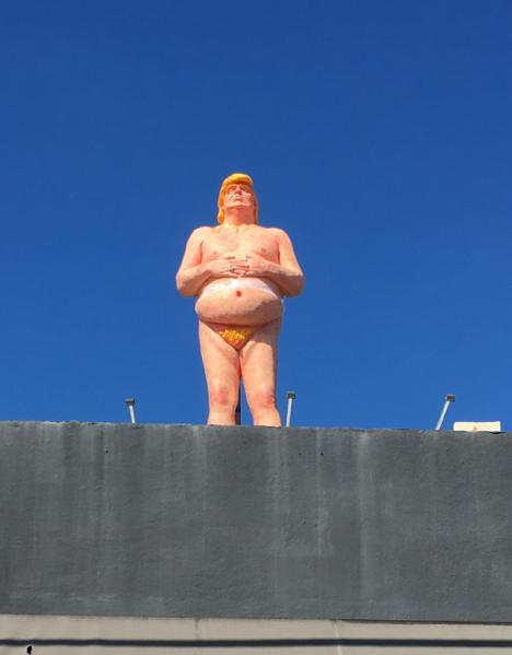 Statue de Donald Trump nu