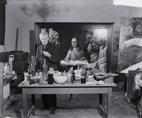 Han Van Meegeren devant une de ses toiles en 1945.