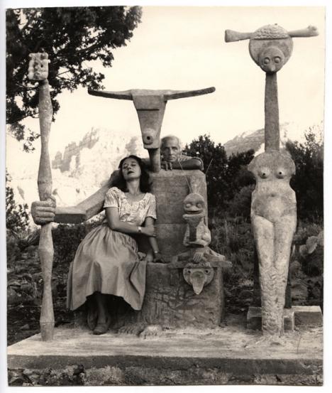 Dorothea Tanning et Max Ernst avec sa sculpture, Capricorn, 1947.