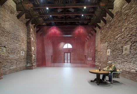 Vue de l'exposition Dancing with myself, à la Pointe de la Douane, Venise, avec les oeuvres d'Urs Fischer et Félix Gonzalez-Torres.