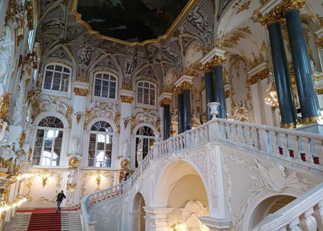 L'escalier monumental du Musée de l'Ermitage, l'un des fleurons culturels de Saint-Pétersbourg.
