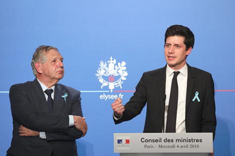 Jacques Mézard et Julien Denormandie présentant la loi ELAN lors du conseil des ministres du 4 avril 2018 à l'Elysée. 