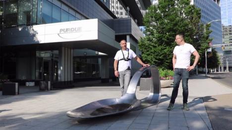 L'artiste Dominic Esposito et le galleriste Fernando Luis Alvarez lors de l'installation de la sculpture, le 22 Juin 2018.