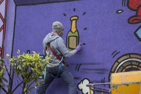Jace réalisant une oeuvre, dans le 13e arrondissement de Paris.