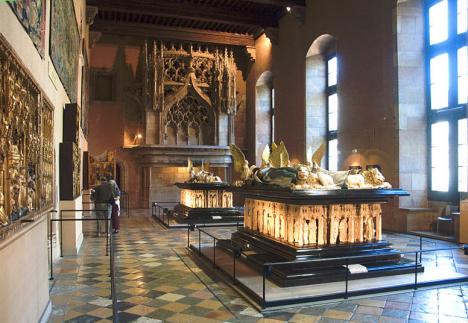 Les tombeaux de Jean Sans Peur et de Philippe le Hardi dans le palais des ducs de Bourgogne, à Dijon