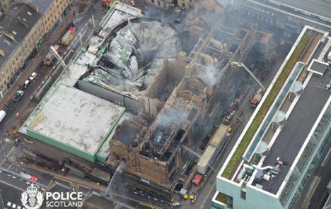 Vue aérienne du bâtiment de la Glasgow school of art en feu.