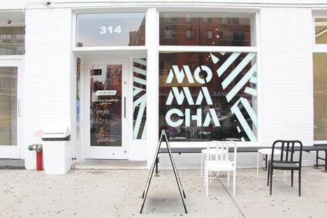 La façade du café MOMACHA, après la refonte de son identité visuelle.