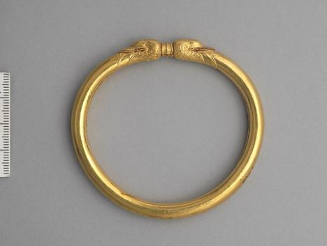 Bracelet, découvert à Lavau, ZAC du Moutot, daté de la Tène A (475-430 av. J.-C.), or
