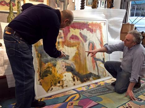 Le marchand d'art David Killen et le conservateur Lawrence Castagna devant un des tableaux trouvés.