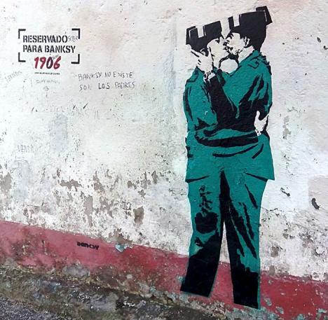 Le faux Banksy représentant deux agents de la Garde civile sur un mur de la ville de Ferrol en Espagne