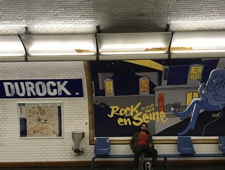 La station de métro Duroc, à Paris, aux couleurs du festival Rock en Seine.