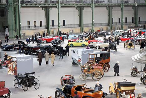 Vue de l'exposition-vente "110 ans d'automobile au Grand Palais" organisée par la maison de ventes Bonhams en février 2011.